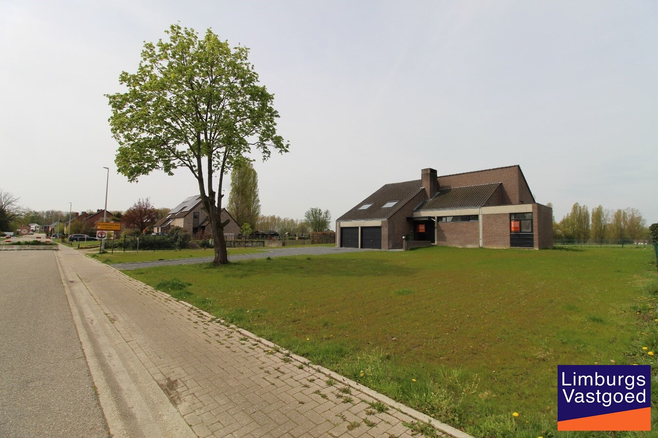 Ruime villa, 308m², 4 slpk, uitzicht op velden, 19a49ca 