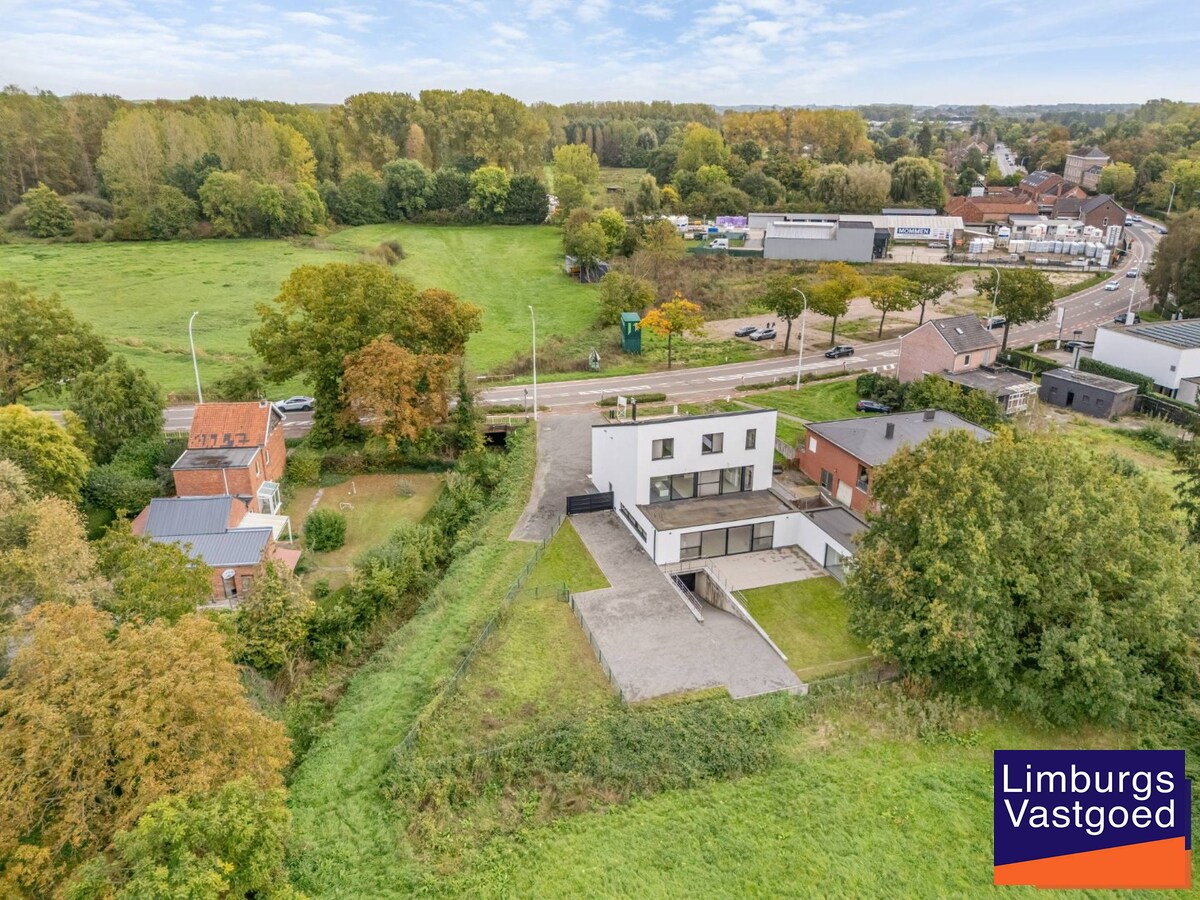Exclusieve woning met praktijkruimte en zicht op weilanden 