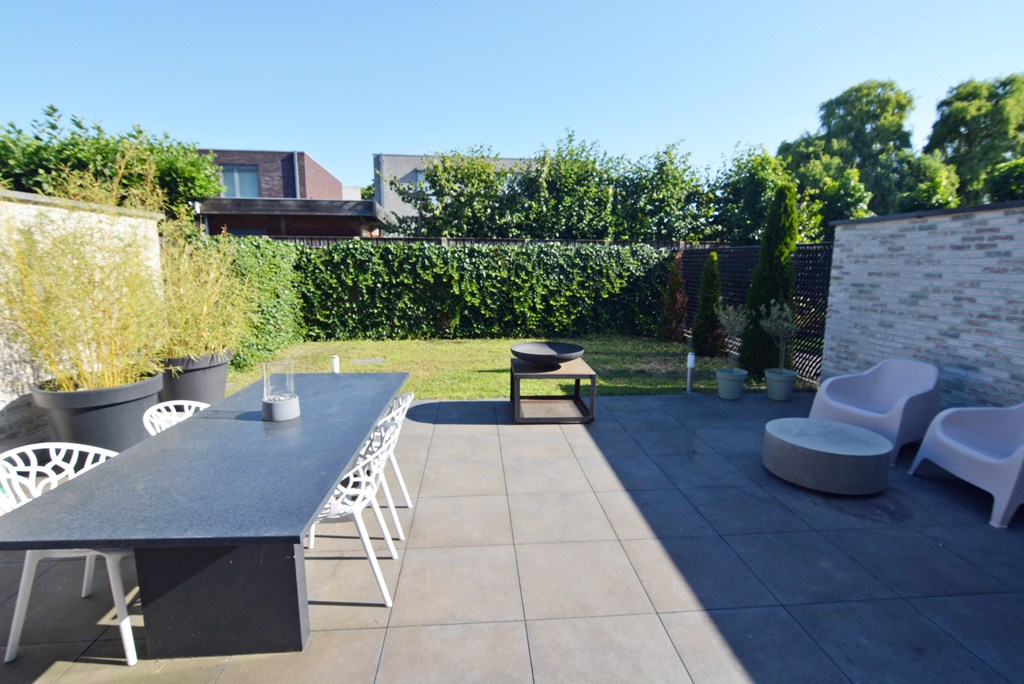 Gelijkvloers appartement met 2 slpk, ruim terras, tuin en 2 autostandplaatsen. 