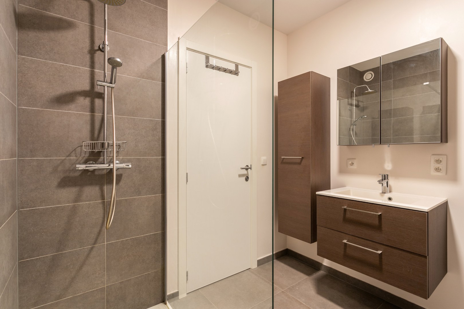 Instapklaar en energiezuinig gelijkvloers appartement met 2 SLPKS, tuin en terras 