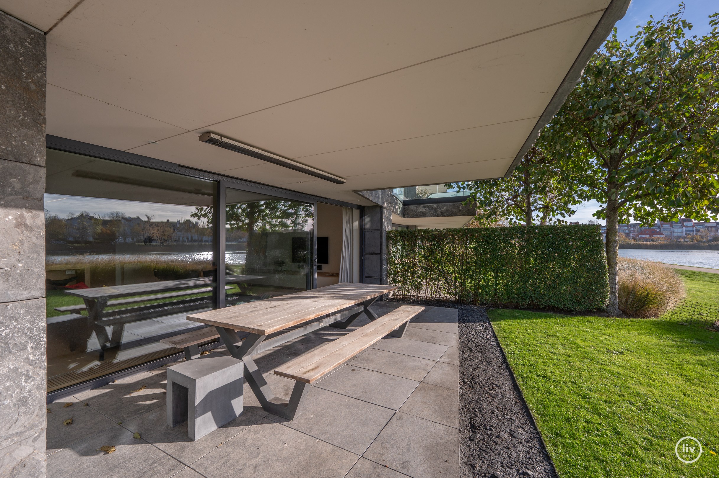 Breed en luxueus afgewerkt tuinappartement met wijde zichten op het meer. 