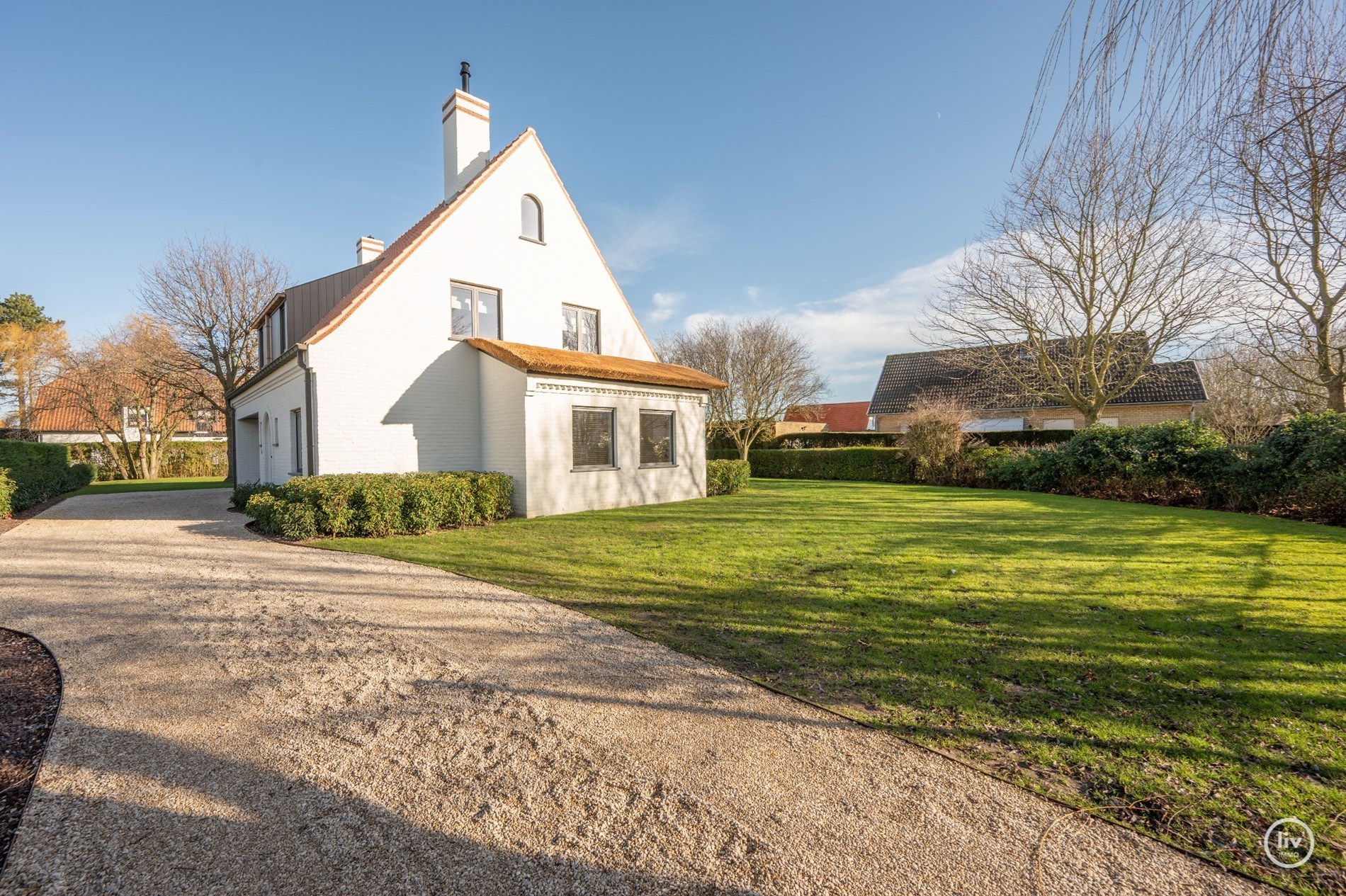Magnifique villa rénovée, située sur un grand terrain de 1365 m2 dans un quartier résidentiel de villas, à proximité du centre de Knokke. 