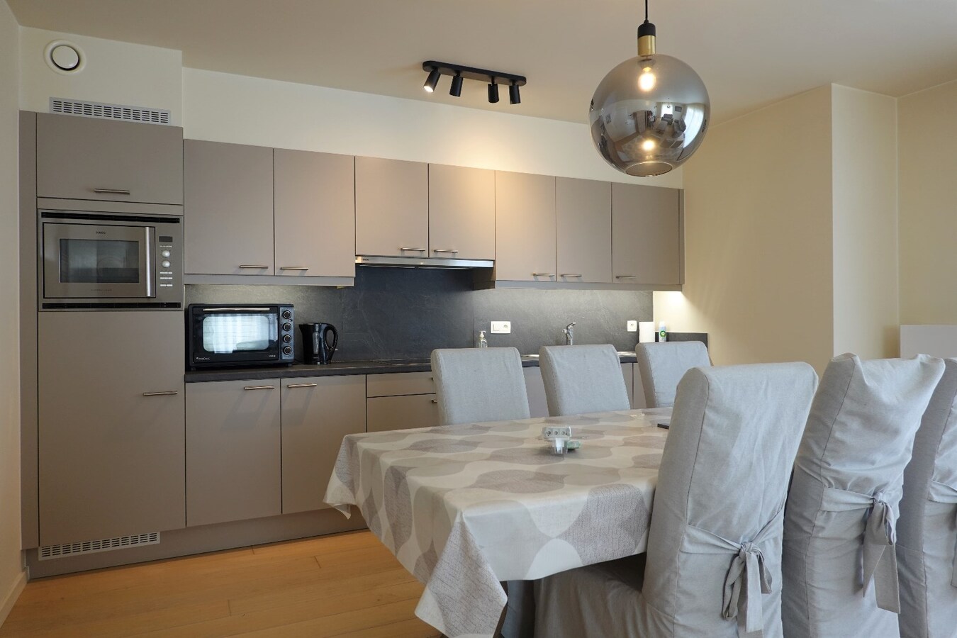 Gelijkvloers appartement (2016) met tuintje en parkeerplaats 