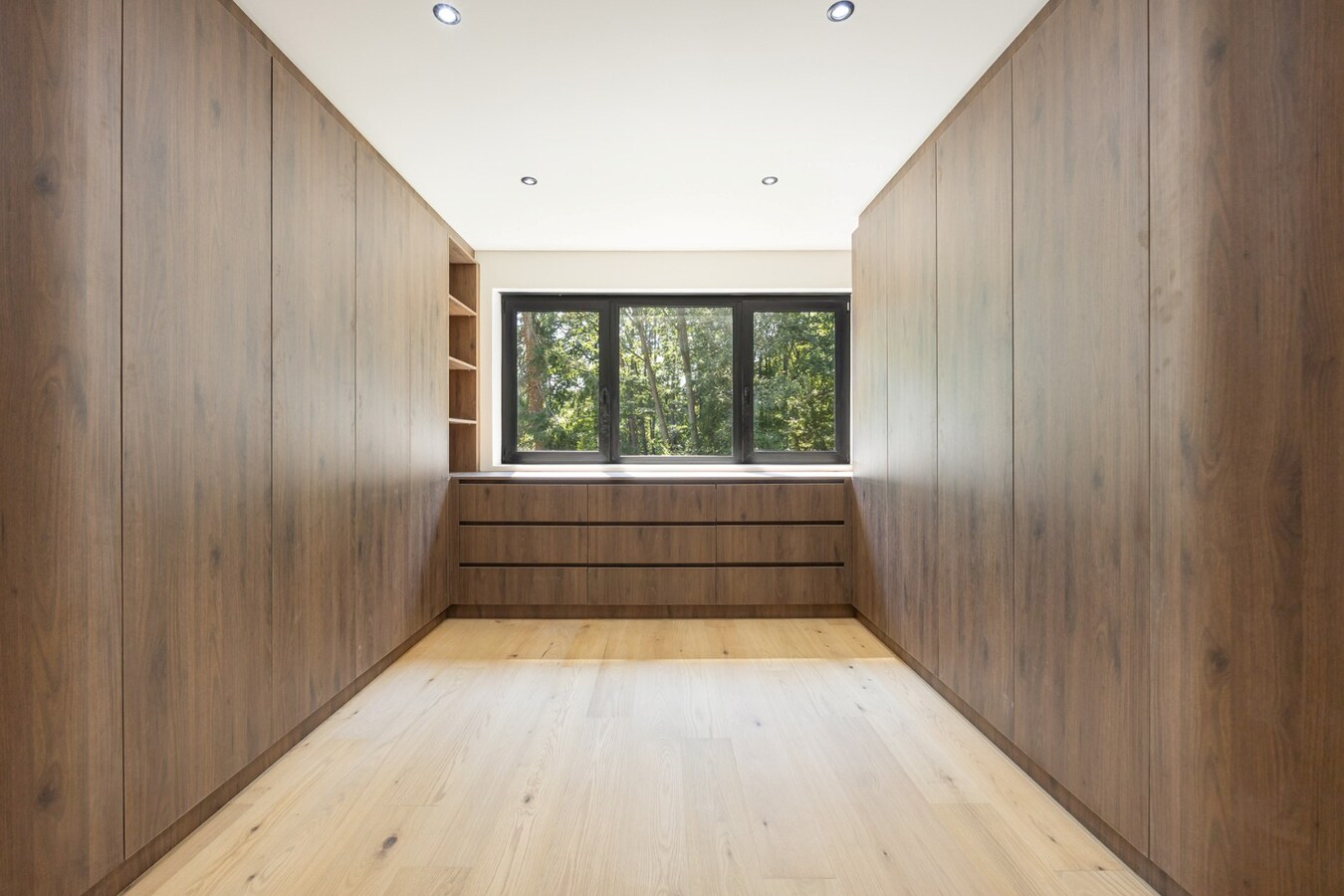 Rustig gelegen eniergiezuinige instapklare luxueuze villa op een West-perceel van 2.198 m² te Zoersel 