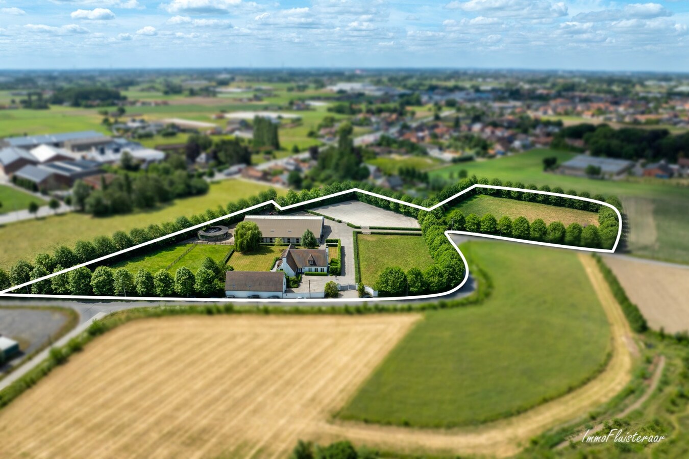 Beautiful villa with indoor and outdoor riding arenas on over 2.4 hectares in Ardooie 