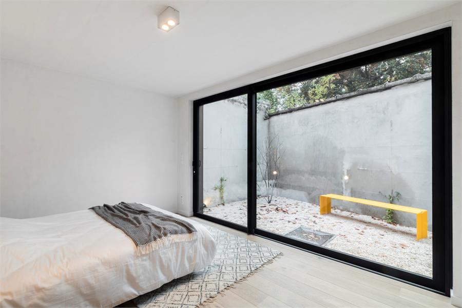 Nieuwbouwwoning met hoogwaardige afwerkingsgraad op centrale ligging 