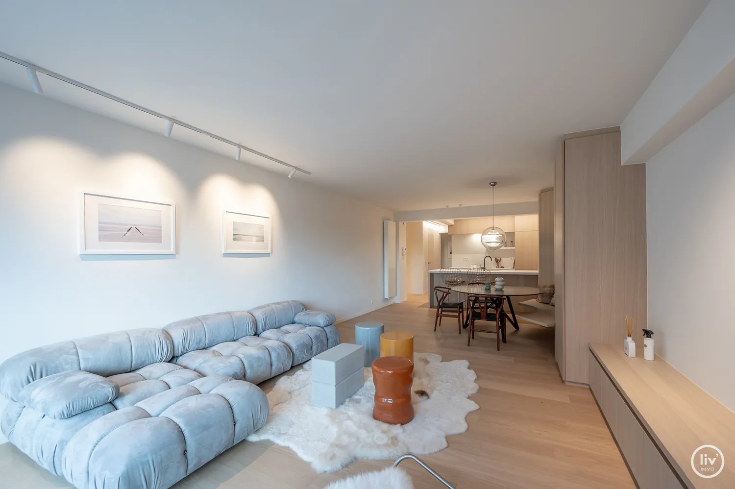 Volledig gerenoveerd appartement met 3 slaapkamers voor dubbel bed en met buitenraam op een topligging te Dumortierlaan te Knokke. Garage mogelijk in het gebouw !