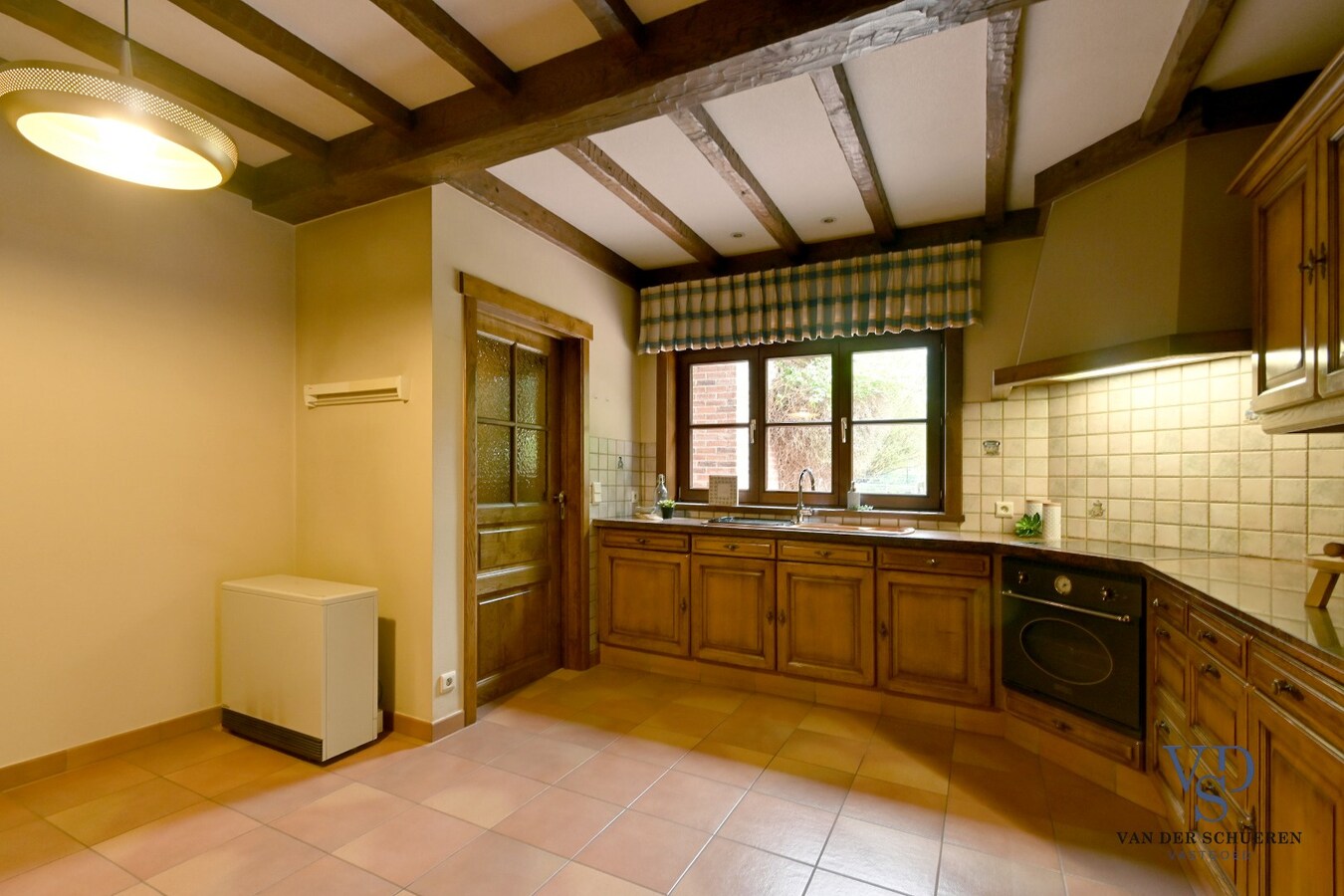 Bijzonder degelijke en ruime villa in doodlopende straat 