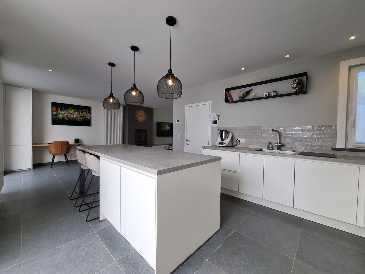 Prachtige, volledig gerenoveerde halfopen bebouwing op groot perceel van 842m² 