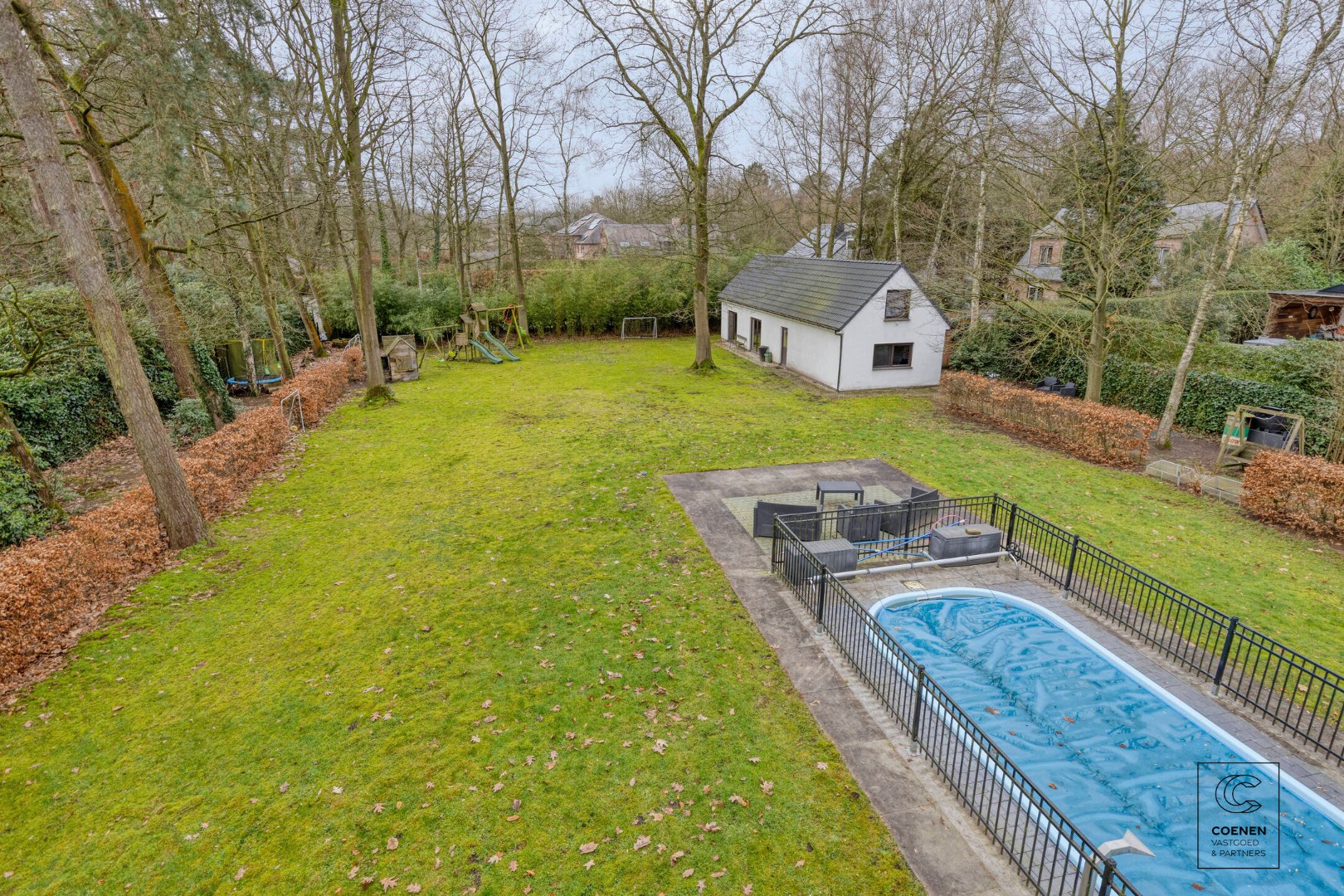 Lichtrijke en ruime villa van 338 m² met ingebouwd zwembad en tal van mogelijkheden voor co-housing of kangoeroewonen! 