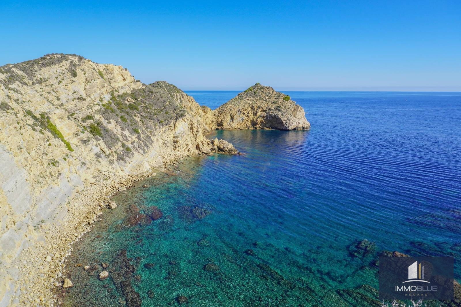 Nieuwbouw luxe villa te koop op de zonnige zuidflank van de Montgó. 