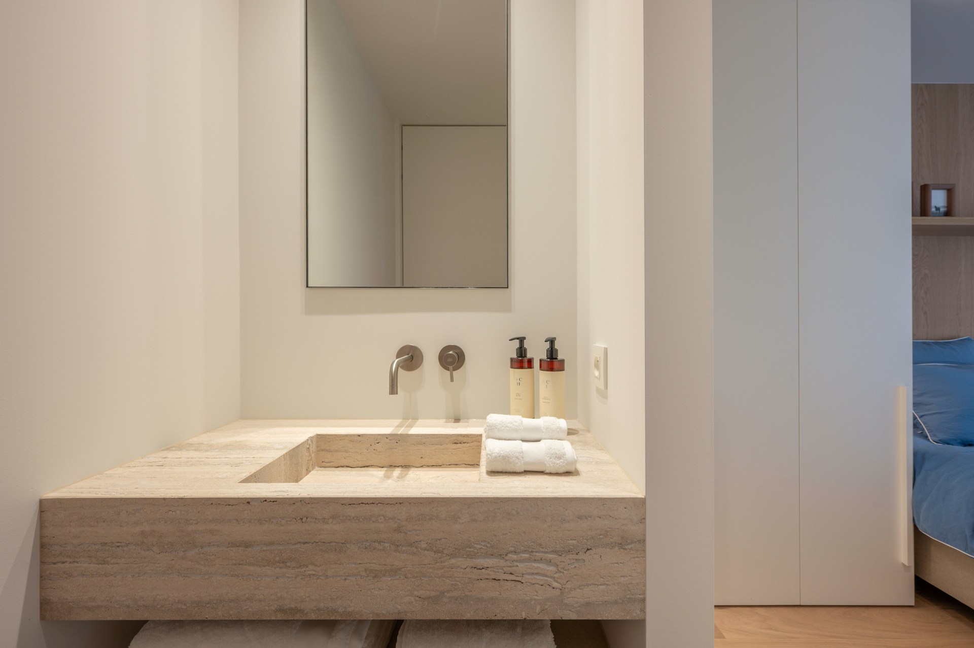 Appartement rénové de haut standing situé du côté ouest avec vue latérale sur la mer. 