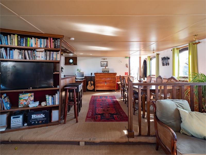 Woonschip met 5 slaapkamers en vaste ligplaats 