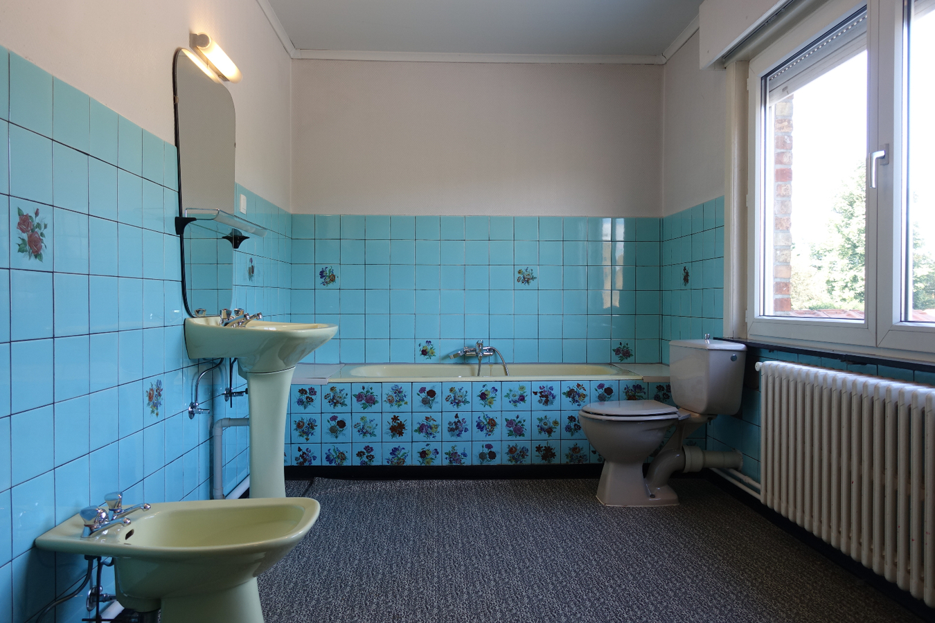 Half-open woning met garage/loods op uitstekende ligging 