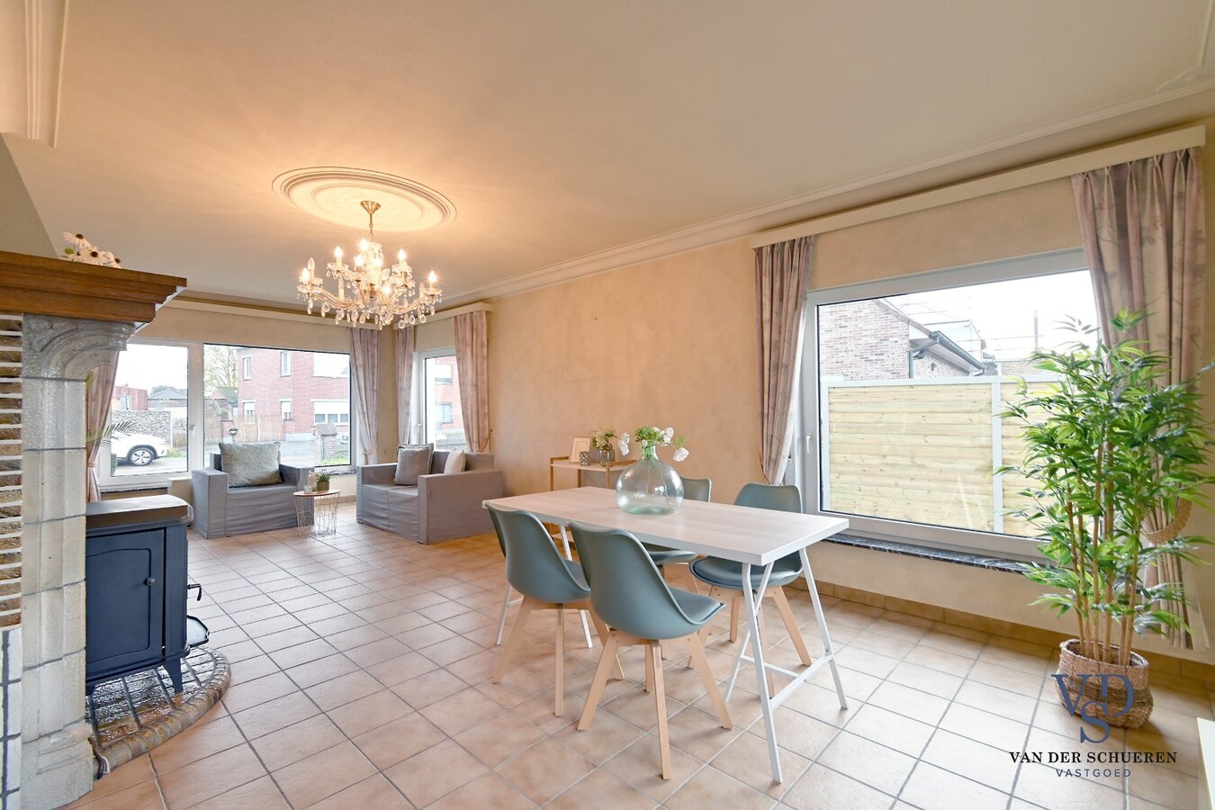 Bungalowwoning met afzonderlijke loods 