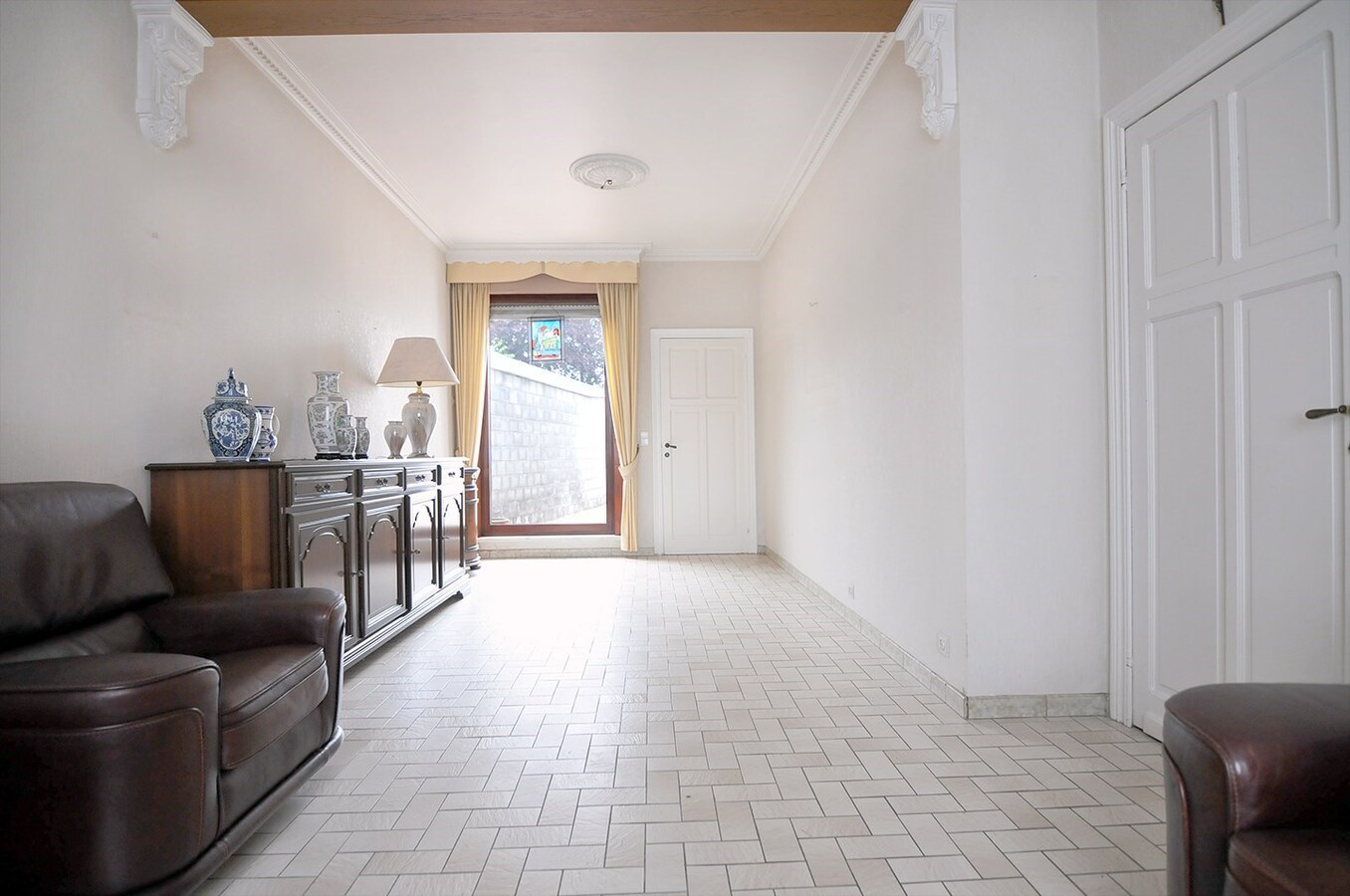 NIEUWE PRIJS Kloeke halfopen woning met 4 slaapkamers, tuin en garage 