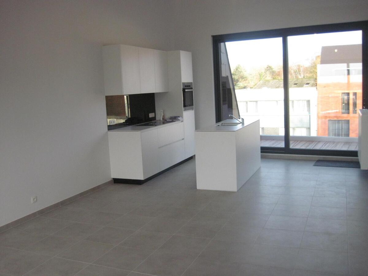 Unieke appartement (2 SUPER terrassen) op de Gaverse Markt !   LOFT-gevoel (hoogte : 3 m). 