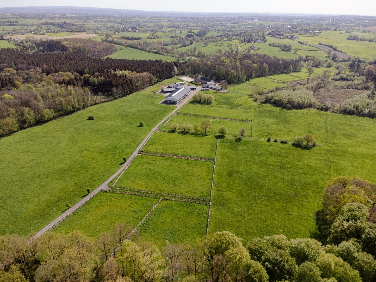 Hippische Complex met woonhuis en appartement op circa 31 Hectare 