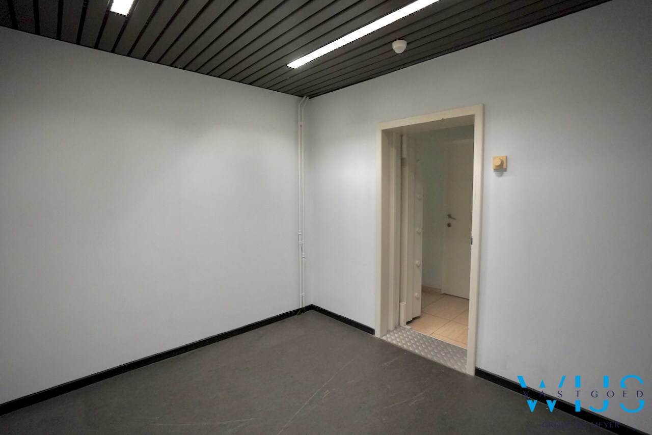 Ruim handelspand in de hoofdstraat van Ertvelde ! 