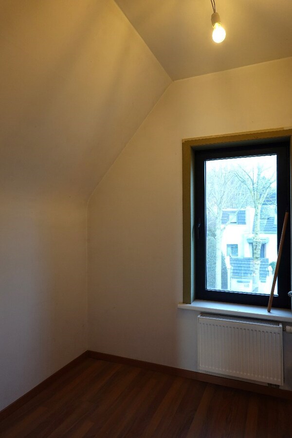 Ruime gerenoveerde alleenstaande woning met tuin, garage en 3 slaapkamers in Zerkegem 