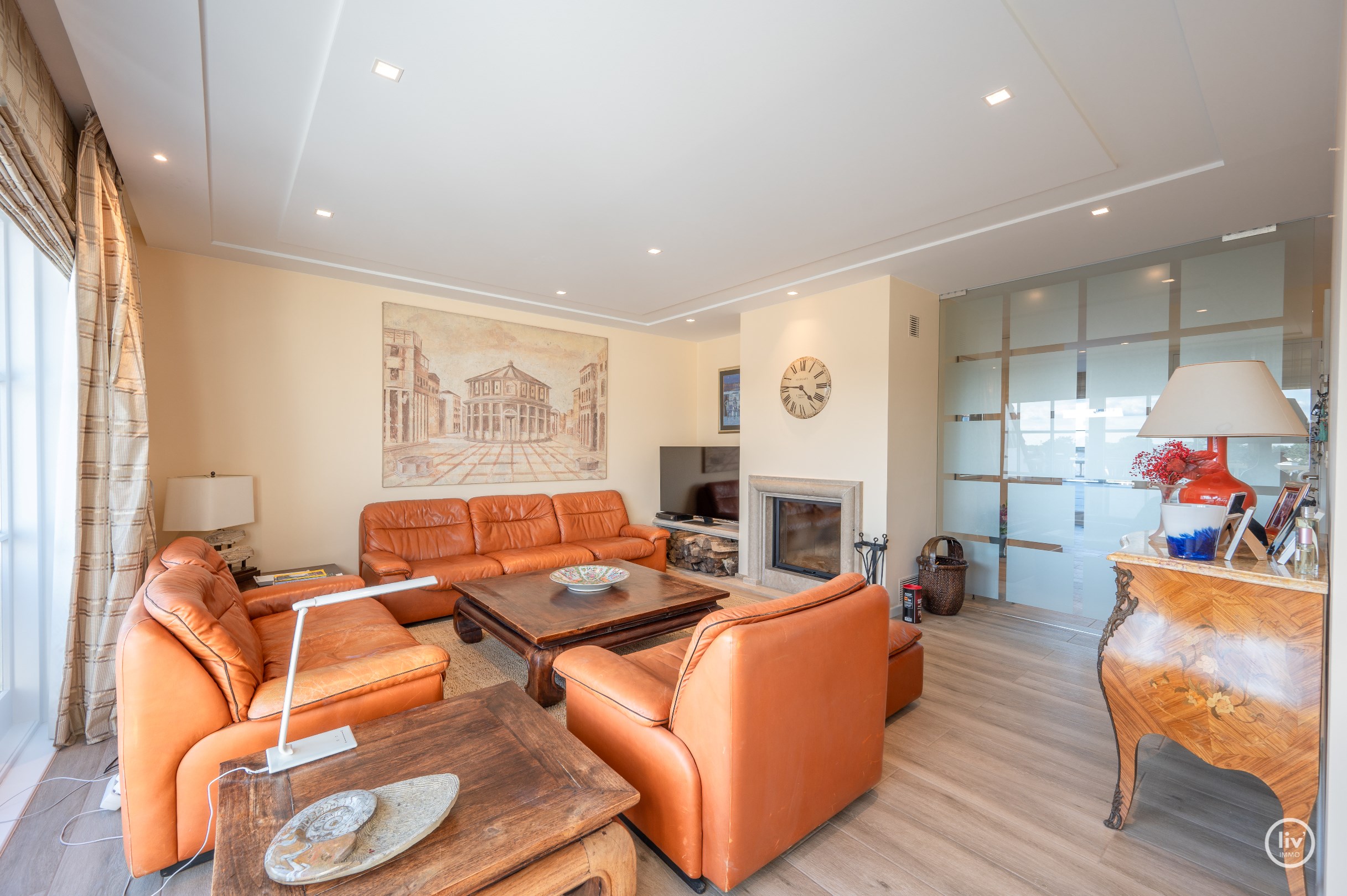 Uitzonderlijk dakappartement met een schitterend zonneterras en een prachtig open zicht over de villa's van het Zoute, gelegen tussen het centrum van Knokke. 