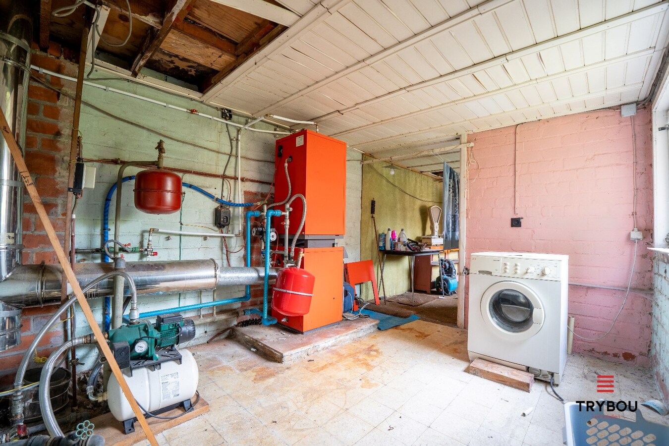 Ruime woning met winkelruimte, loods (optioneel) en garage 