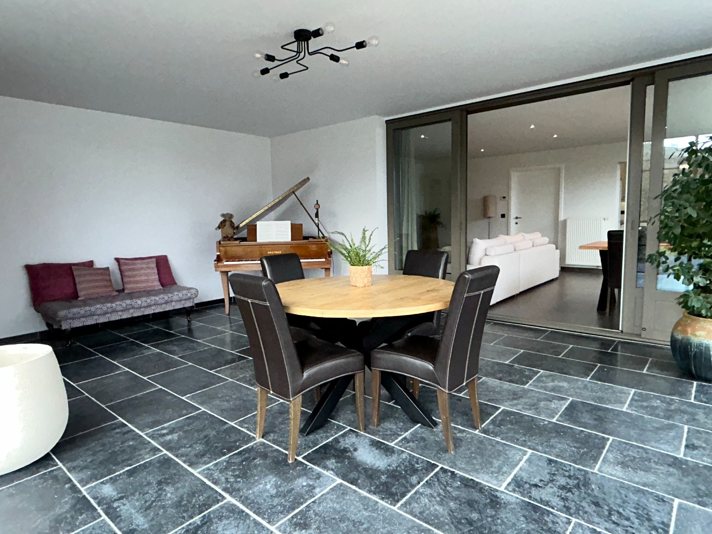 Volledig gerenoveerde woning met winkelruimte, garage en tuin op 1.280m² 