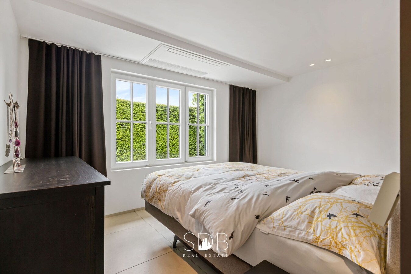 Prachtige villa met zwembad, paardenstallen, paddock en grasland op 1,3HA 