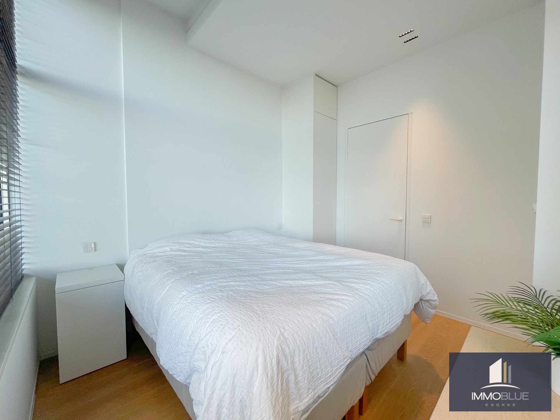 Uitzonderlijk, luxueus afgewerkt hoekappartement met frontaal zeezicht. 