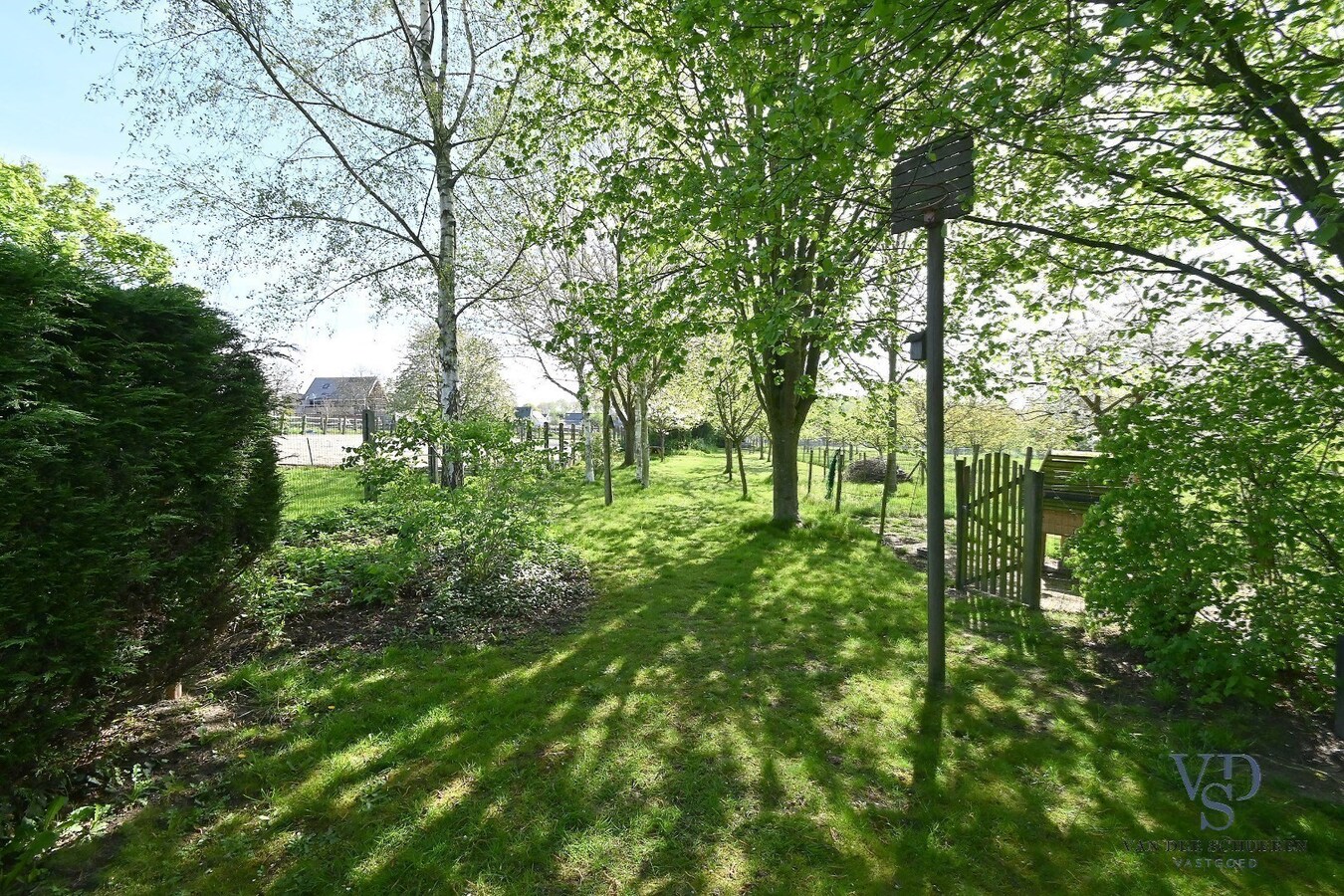 Landelijk gelegen open bebouwing op een uitzonderlijk perceel (1585m²) 