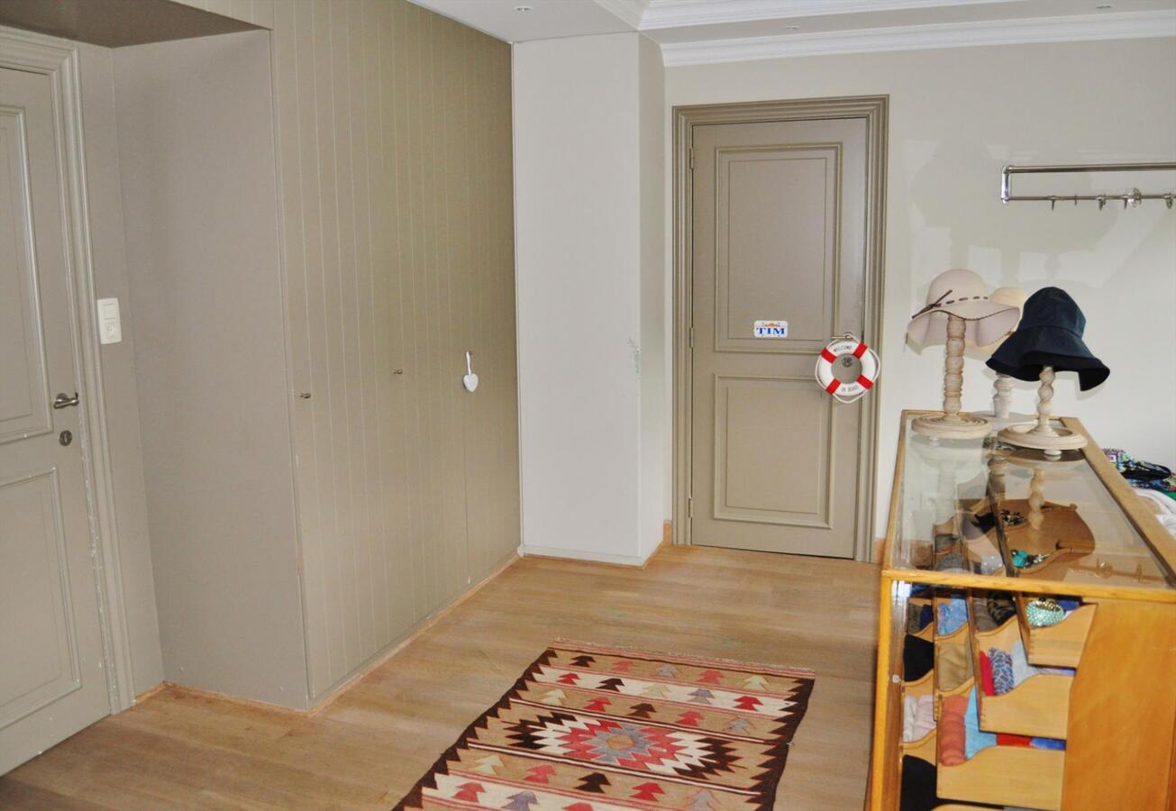 Ruime villa met stallingen en weide op 4900m² te Schoten 