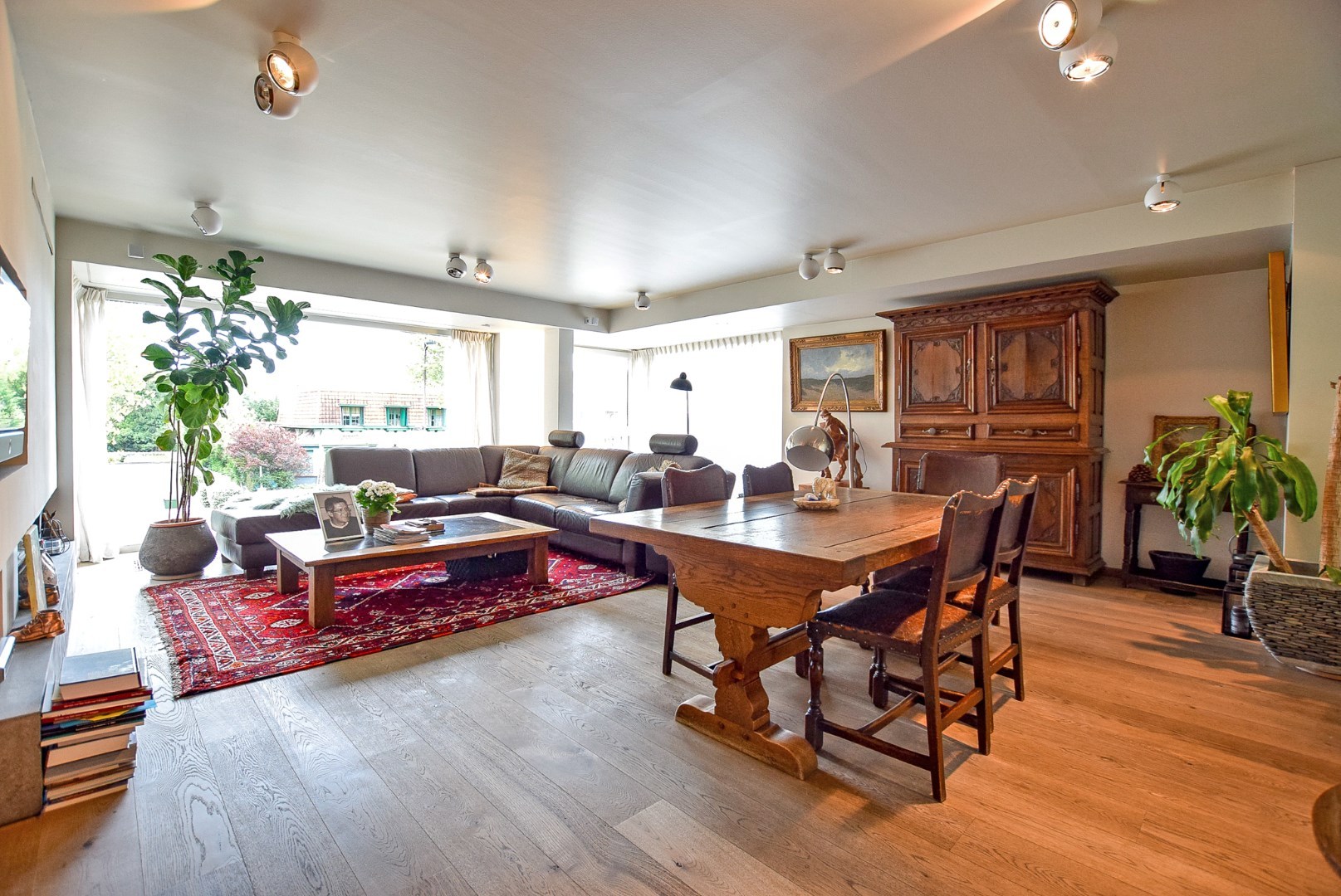 Goed gelegen kantoorruimte / praktijkruimte met woonst te Oostduinkerke op 749m². 