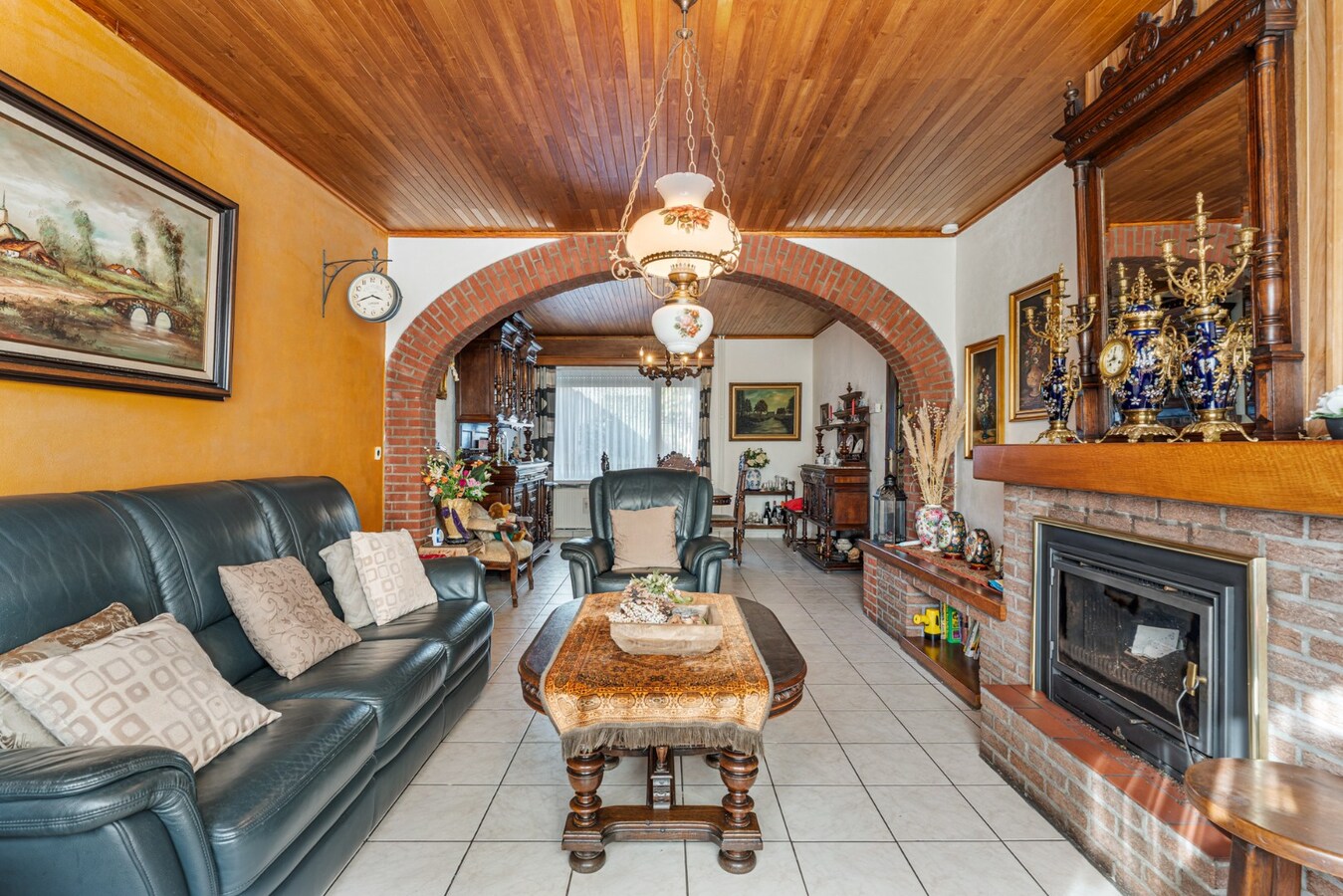 Halfvrijstaande gezinswoning met veel mogelijkheden op een perceel van 8are! 