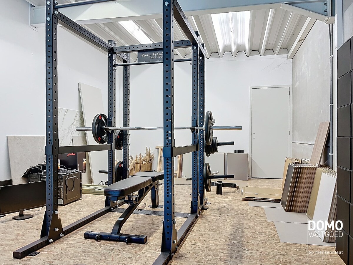 CENTRAAL GELEGEN LOODS TE BERBROEK MET OPSLAG- EN KANTOORRUIMTE 