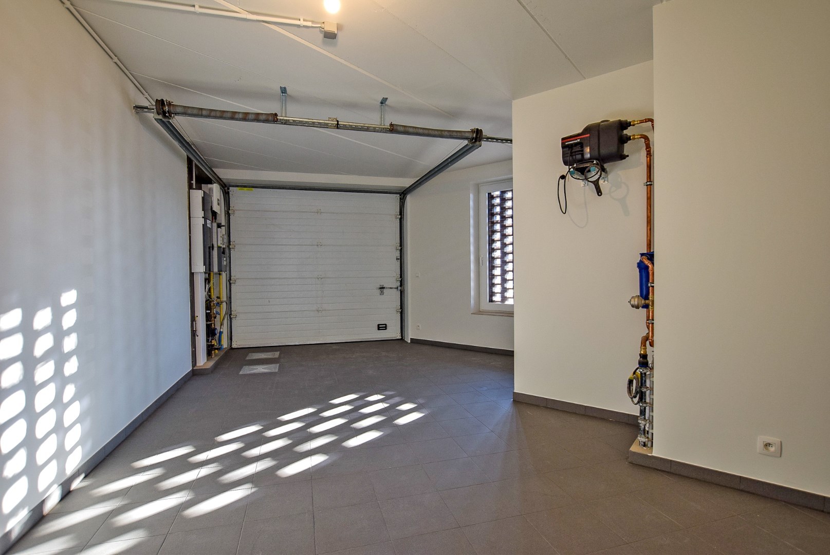 Prachtig afgewerkte zeer lichtrijke nieuwbouwwoning te Ramskapelle (Nieuwpoort). 