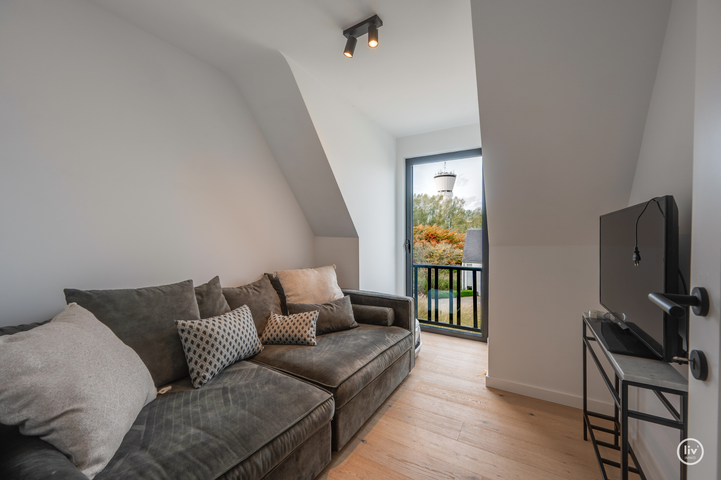 Magnifique villa rénovée avec toit de chaume, bien située près de Duinenwater à Knokke. 