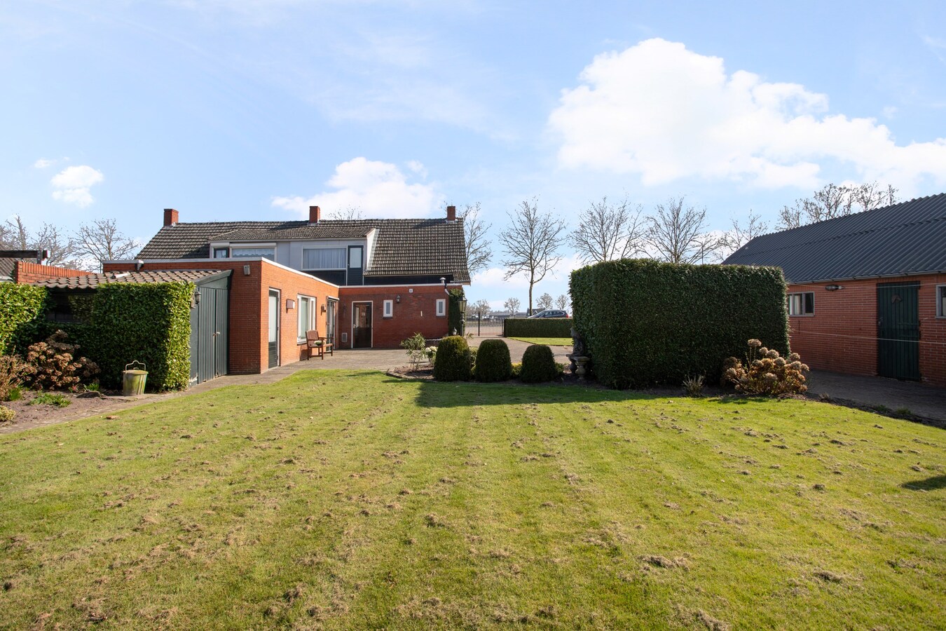 Royale halfvrijstaande woning met uitzicht over de landerijen, op korte afstand van het centrum. 