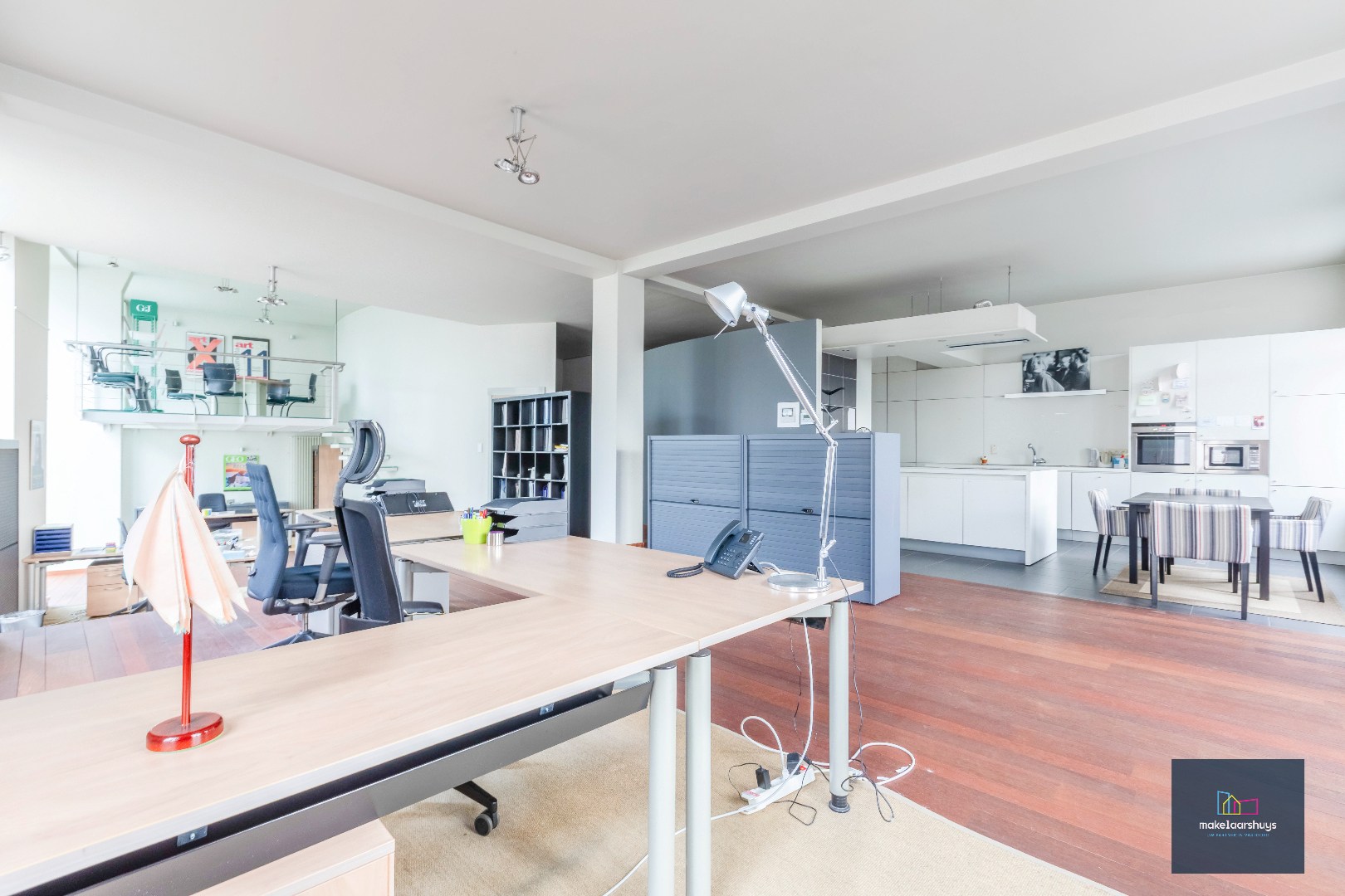 Luxueuze kantoorloft met inpandige staanplaats  en kelderberging  te Coupure Rechts. 