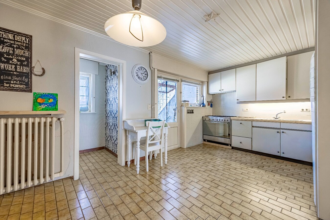 Instapklare bel-etagewoning met garage, zonnepanelen en aangename buitenruimte in het centrum van Heist. 