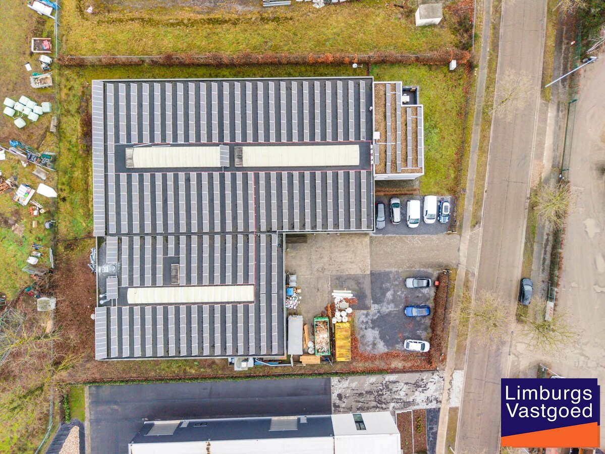Industrieel gebouw, met woonst.1.696m², met kantoren 120m² + appartement 120m², Genk-Zuid 