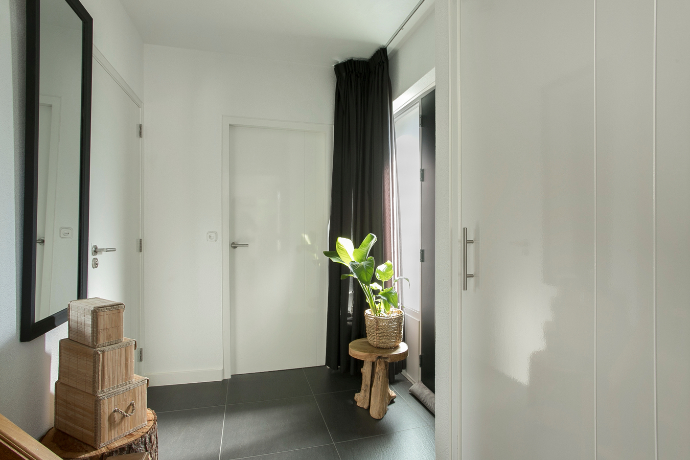 Deze moderne en royale vrijstaande woning staat op een rustige woonlocatie op een mooi hoekperceel. 