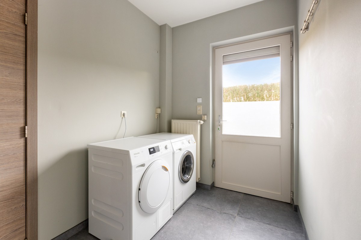 Instapklare villa met 3 slaapkamers, kantoor en garages 