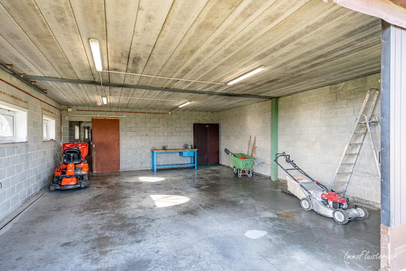 Woning met paardenstallen en buitenpiste op ca. 6,5ha te Bree 