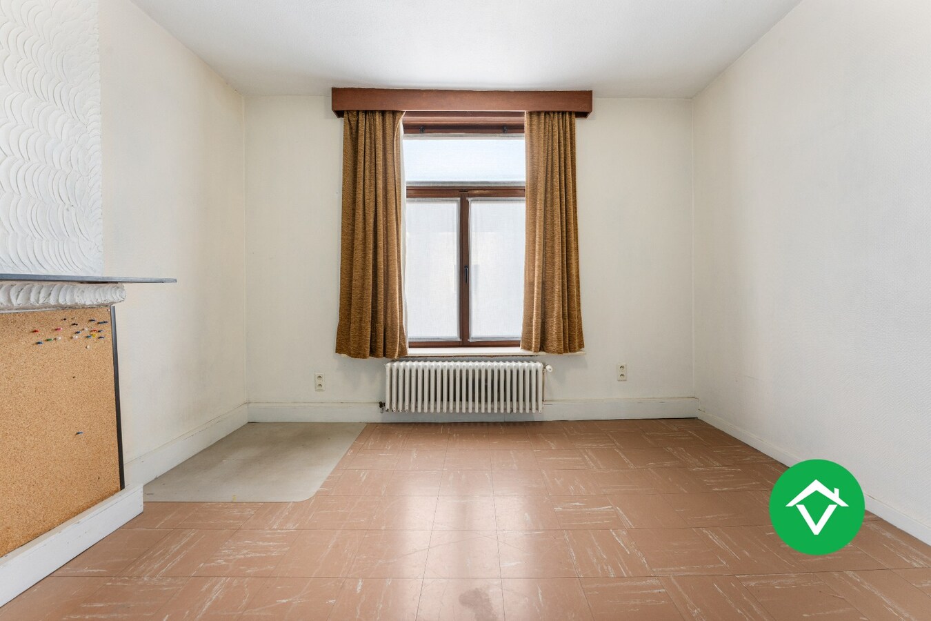 Ruim herenhuis met 4 slaapkamers en aparte garagebox in centrum Gistel 