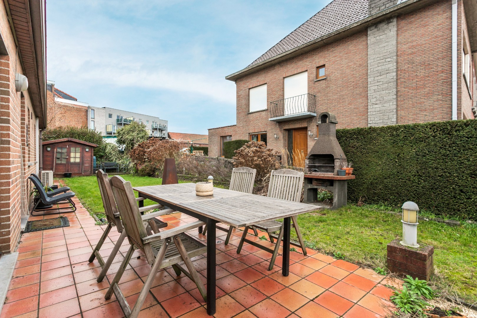 Op te frissen bungalow met 2 slaapkamers, garage en tuin op topligging in Halle 