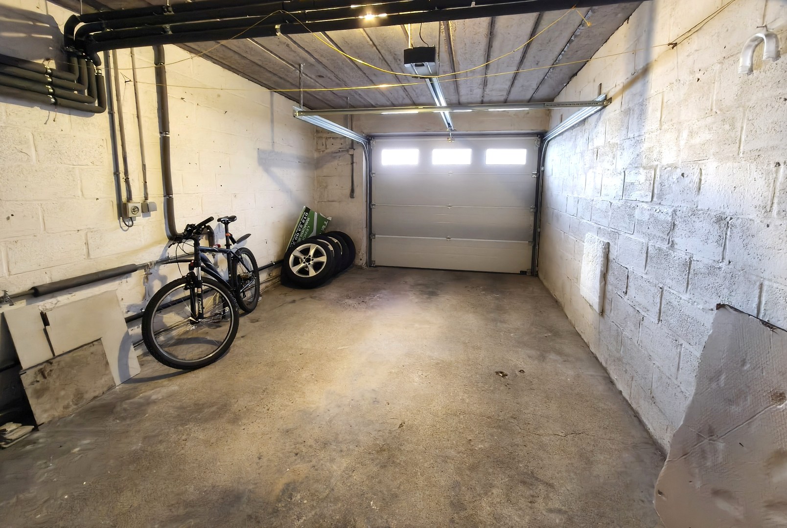 GELIJKVLOERS APPARTEMENT MET GARAGE 