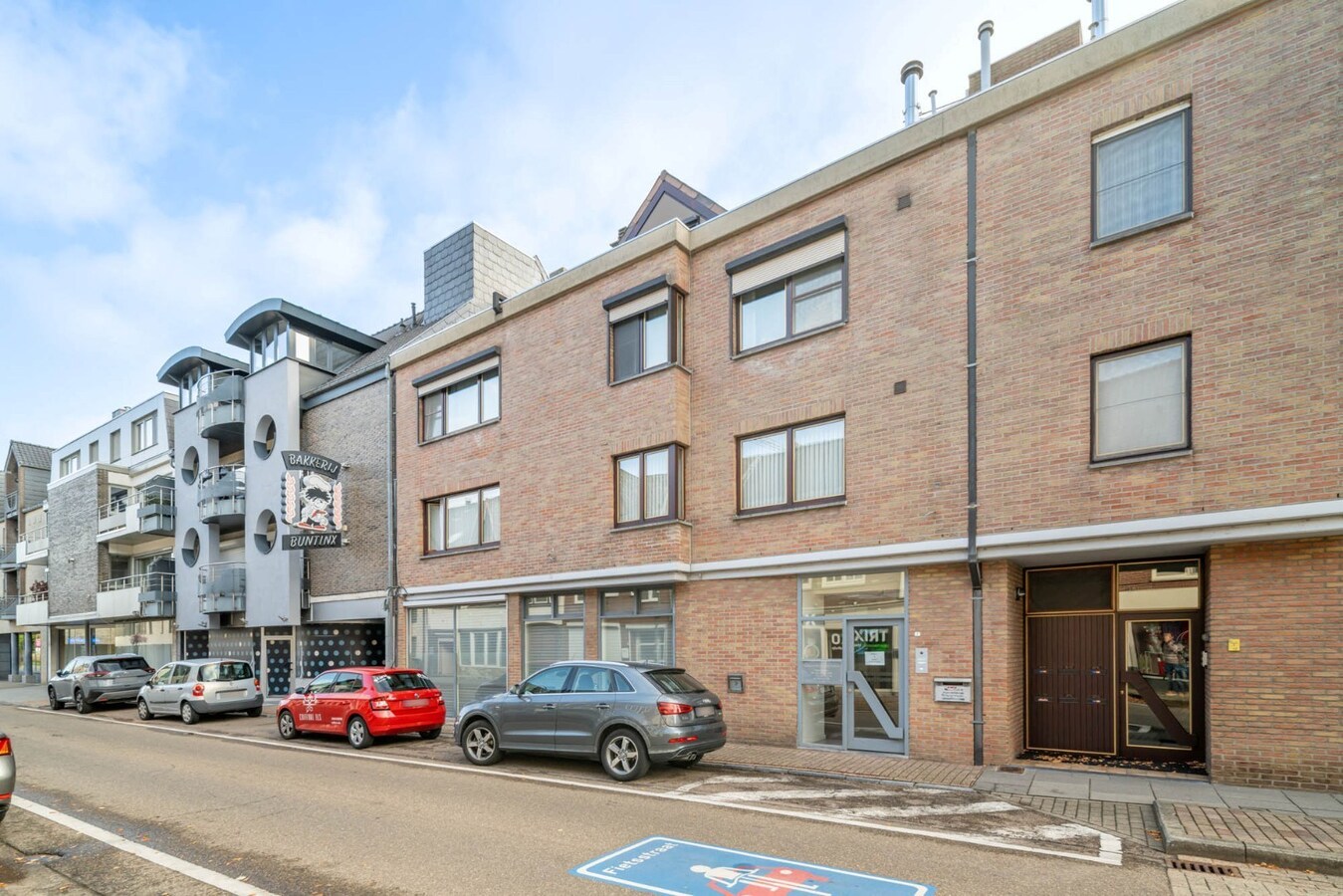 Ruim, zeer energiezuinig kantoor in het centrum van Neeroeteren met diverse mogelijkheden! 