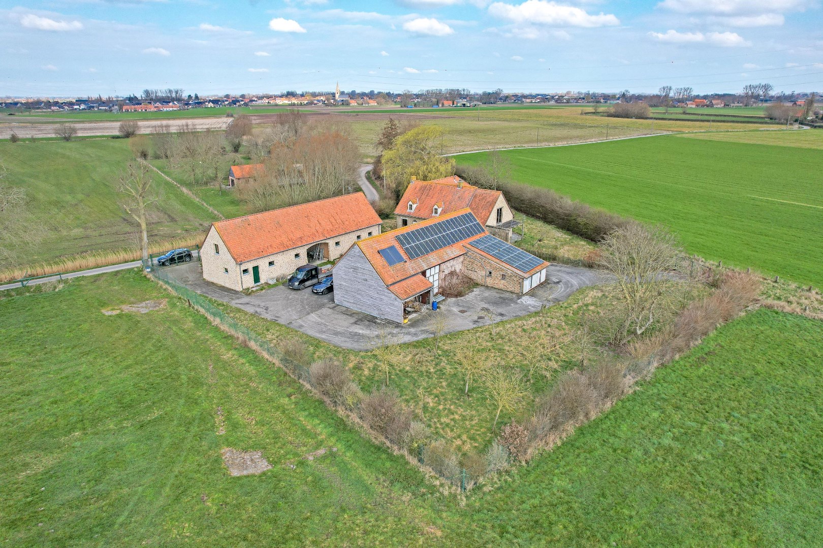 Uniek gelegen landhuis op 4334 m² gelegen te Diksmuide. 
