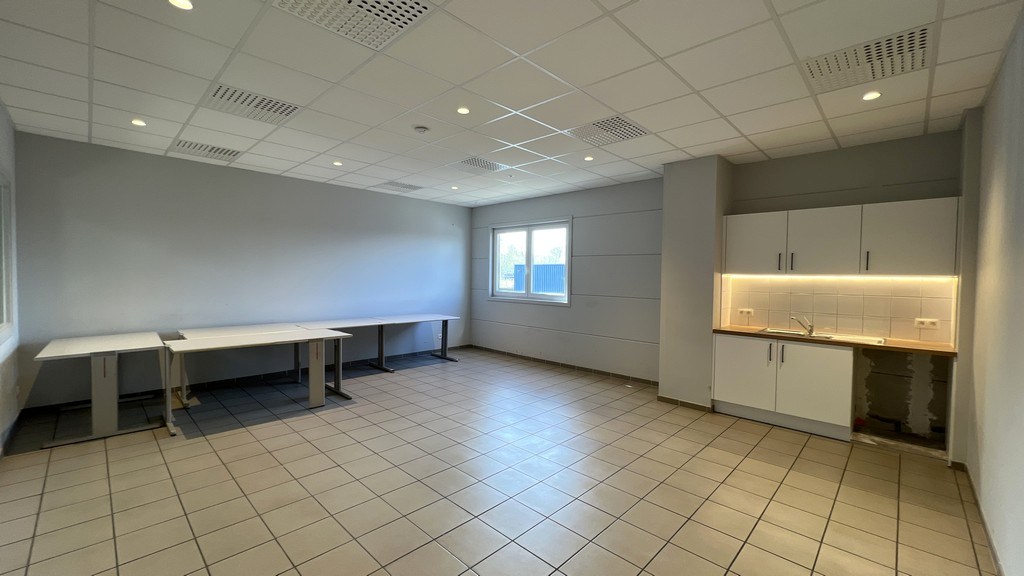 Opslagloodsen met buitenruimte te huur vlakbij afrit E17 in Sint-Niklaas