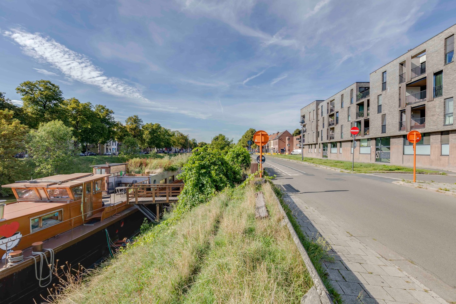 Bel-etage appartement aan het water met mooie tuin! 
